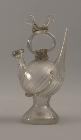 617.  Botijo o cantir de vidrio transparente con ave en el asa.Cataluña o Mallorca, S. XVIII.