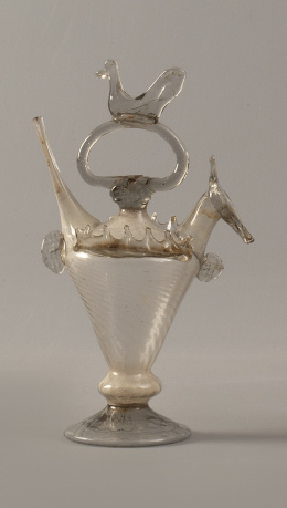 614.  Botijo o cantir de vidrio transparente con ave en el asa.Cataluña o Mallorca, S. XVIII.