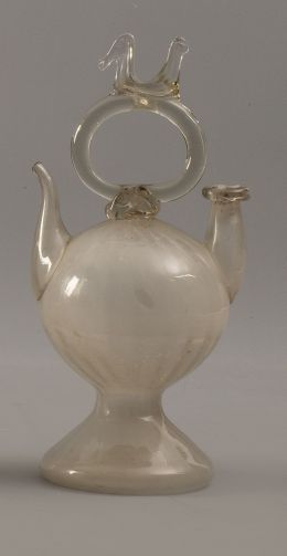 647.  Botijo o cantir de vidrio transparente con ave en el asa.Cataluña o Mallorca, S. XVIII.