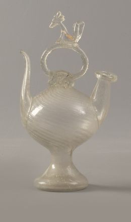 644.  Botijo o cantir de vidrio transparente con ave en el asa.Cataluña o Mallorca, S. XVIII.