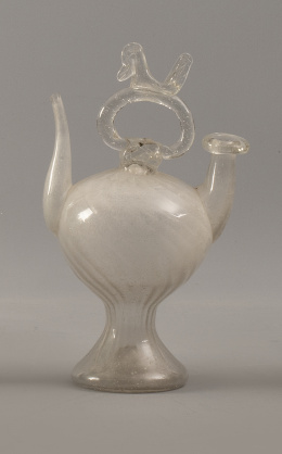 624.  Botijo o cantir de vidrio transparente con ave en el asa.Cataluña o Mallorca, S. XVIII.