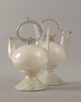 629.  Pareja de botijos o cantires de vidrio transparente, decorado con hilos o laticinios en blanco.Cataluña, S. XVIII.