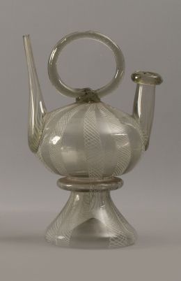 959.  Botijo o cantir de vidrio transparente con hilos o laticinios blancos.Cataluña o Mallorca, S. XVIII.