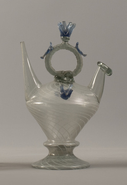 619.  Botijo o cantir de vidrio transparente y azul con hilos o laticinios en blanco.Cataluña o Mallorca, S. XVIII.
