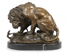 1209.  León y serpiente.Escultura de bronce, sobre base de mármol.Basado en el modelo de Antoine Louis Barye (1795-1875).Francia.
