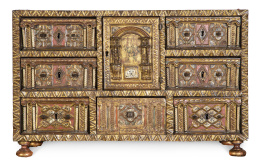 658.  Papelera de madera tallada, dorada y torneada con hueso pirograbado.Trabajo castellano, S. XVII.