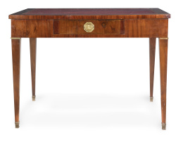 1351.  Mesa escritorio de estilo Luis XVI de madera de caoba con bronces aplicados y tapa de piel roja.S. XX.