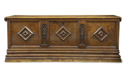 1314.  Arca de madera de nogal con frente tallado con rombos y tracerías góticas.Cataluña, pp. del S. XVI.