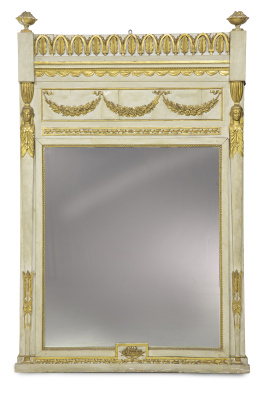596.  Espejo de madera lacada de blanco y dorado, con esfinges y guirnaldas de flores, Trabajo italiano, pp. del S. XIX.