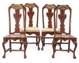 1004.  Juego de ocho sillas de madera tallada, policromada y dorada de estilo reina Ana.Trabajo español, a la manera del S. XVIII.