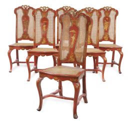 1119.  Juego de seis sillas Reina Ana de madera lacada de rojo y dorada, decoradas con chinerías.Trabajo inglés, a la manera del S. XVIII.
