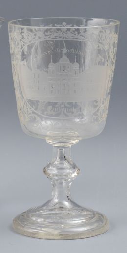 956.  Copa de "recuerdo" fernandina, de vidrio transparente con decoración grabada al ácido, con vista de la colegiata y leyenda que reza: "Recuerdo a Vicenta de sus hermanas 1º Setiembre 1823". La Granja, primer cuarto del S. XIX.
