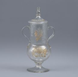 957.  Compotera de dos asas con tapa, de vidrio transparente grabado y dorado con ramos de flores.La Granja, periodo barroco (1727-1787).