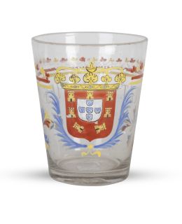 1067.  Vaso de vidrio esmaltado con el escudo de Portugal esmaltado y leyenda: "Viva Ioannes V".Bohemia, mediados del S. XVIII.