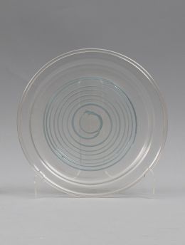 1030.  Plato a la "façon de Venise" de vidrio transparente con decoración de cordón en azul.Castilla, S. XVII.