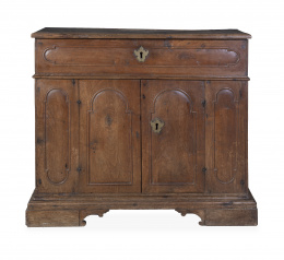 538.  Armario bajo de dos puertas de madera de nogal.Trabajo español, S. XVIII.