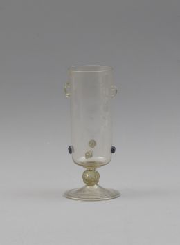 1039.  Copa de vidrio ámbar y con decoración de cabujones en azul y asas.Murano o Cataluña, S. XVI - S. XVII.