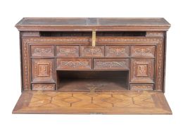 1072.  Escritorio de madera de nogal y boj y madera policromada.Trabajo catalán o aragonés, S. XVI.