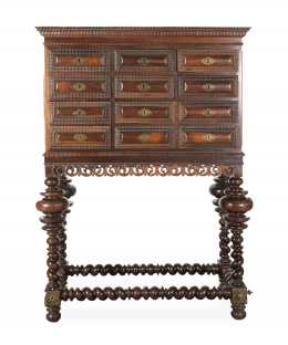 552.  Contador de madera de palosanto con decoración de torcidos y tremidos.Trabajo portugués, S. XVIII.