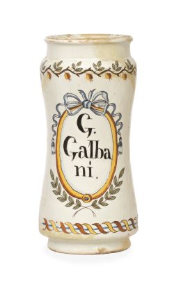 1027.  Bote de farmacia de cerámica esmaltada con cartela.Cataluña, segunda mitad del S. XVIII.