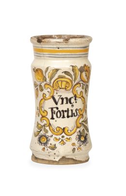 1028.  Bote de farmacia de cerámica esmaltada con cartela.Cataluña, S. XVIII.