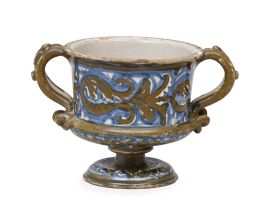 557.  Copa ("Copa su piede") en azul y reflejo metálico.Italia, primer tercio del S. XVI.