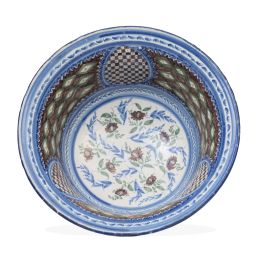 1051.  Cuenco de cerámica esmaltada con flores en el asiento, en azul cobalto, manganeso y verde.Manises, Fábrica de las Arenas S. XIX.