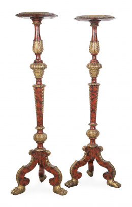 1224.  Pareja de peanas de madera policromada de rojo imitando concha de tortuga y doradas.España, S. XVIII.