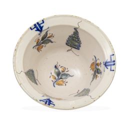 1052.  Cuenco de cerámica esmaltada con decoración de ramilletes y pinos.Manises, S. XIX.