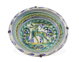 1022.  Lebrillo de cerámica esmaltada con liebre en el asiento.
T