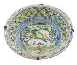 1023.  Lebrillo de cerámica esmaltada con liebre entre ramas en el asiento.Triana, S. XIX.