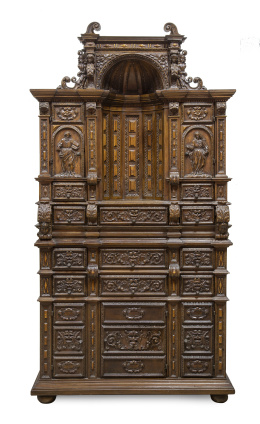 1073.  Mueble de dos cuerpos de madera tallada, siguiendo modelos del S. XVI.Trabajo español, S. XIX.