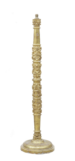 1252.  Hachero de madera tallada y dorada con pie circular.Transformado en lámpara.S. XVII y posterior.