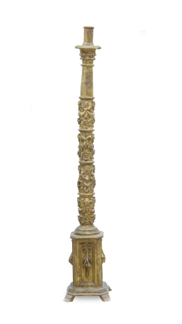 1251.  Hachero de madera tallada y dorada.Transformado en lámpara.España, S. XVII y posterior.