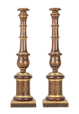 1184.  Pareja de lámparas de madera lacada, dorada y torneada.S. XX.