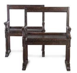 1086.  Pareja de sillas de brazos de madera torneada.Trabajo español, S. XVIII.