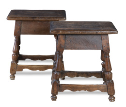 1025.  Lote de dos taburetes de madera de nogal y castaño.Trabajo castellano, S. XVII.