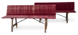 1028.  Pareja de bancos plegables de madera tallada con tapicería de terciopelo rojo.Trabajo español, S. XVIII.