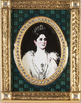 1230.  Reproducción en plata dorada y esmalte guilloché de un marco antiguo con retrato de Catalina la Grande.Fabergé. S. XX.En su estuche.