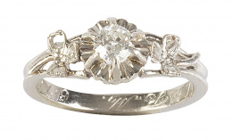 135.  Sortija con solitario de brillante de 0,27 ct entre hojitas de diamantes