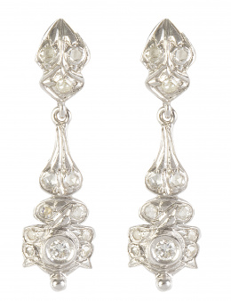 307.  Pendientes largos de diamantes y brillantes en chatón en la pieza colgante con diseños a modo de formas vegetales