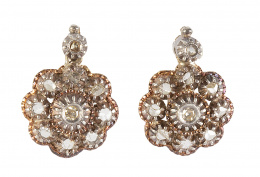 13.  Pendientes S. XIX con rosetones de diamantes colgantes de diamantes