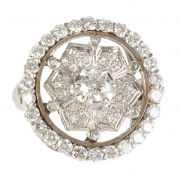 312.  Sortija de brillantes con gran centro circular con flor rodeada por una orla exterior, con un brollante central de 0,50 ct aprox
