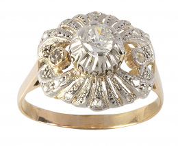 186.  Sortija con brillante central de 0,25 ct sobre marco calado y grabado, con diamantes