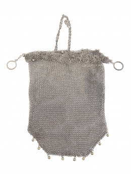 426.  Bolso saquito de malla de plata Art-Decó con decoración de bolitas colgantes