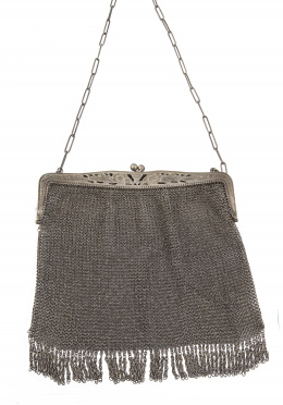 425.  Gran bolso en malla de plata Art-Decó con decoración floral grabada y calada en la boquilla