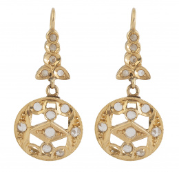 50.  Pendientes largos de pp. S. XX  con círculos colgantes que penden de hojita, decorados con zafiros blancos