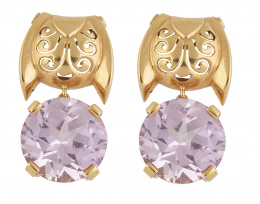 218.  Pendientes largos con rosa de Francia circular, que penden de piezas a modo de tejido calado