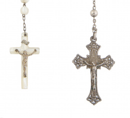 99.  Lote de dos rosarios uno de cuentas de madre perla en filigrana de plata, otro de esferas de filigrana en plata vermeill