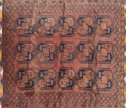1158.  Antigua alfombra Bukhara con dibujo de patas de elefante.